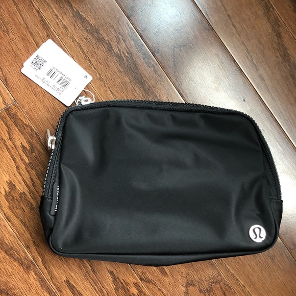 NWT LARGE 2L Lululemon Everywhere Belt Bag Black - Picture 4 of 10